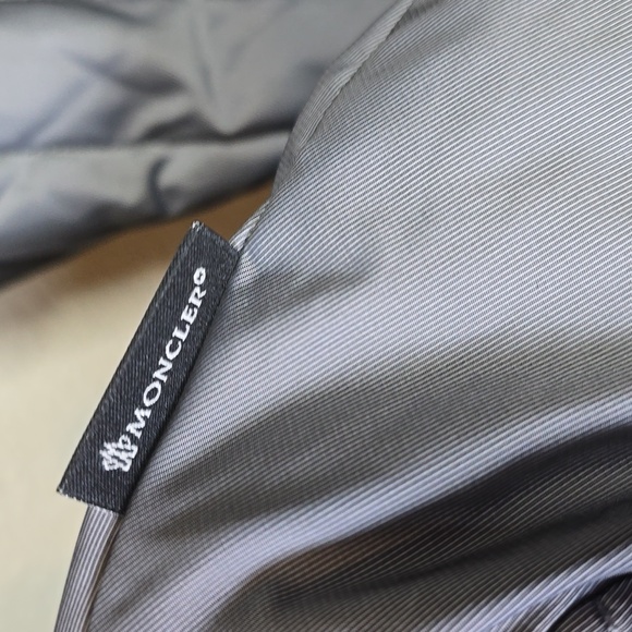 Moncler Women's Down  Silver Puffer Coat  Jacket Size 1 = S  Item Missing Hood. - Picture 14 of 16